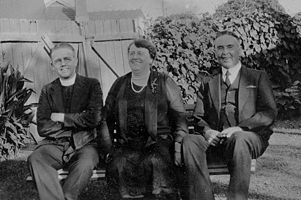 frank lyons and parents