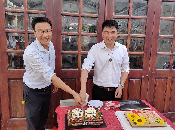 cutting the cake by BANG and THI 2